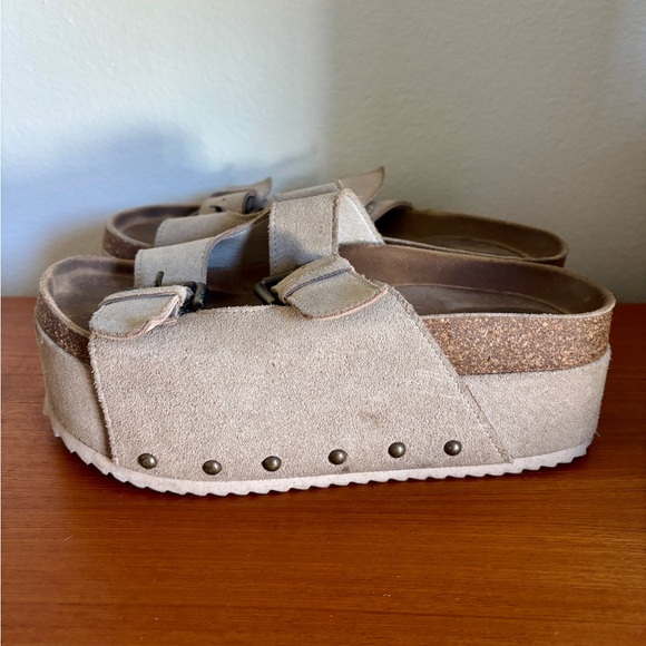 Intentionally blank platform suede sandals - Picture 4 of 6